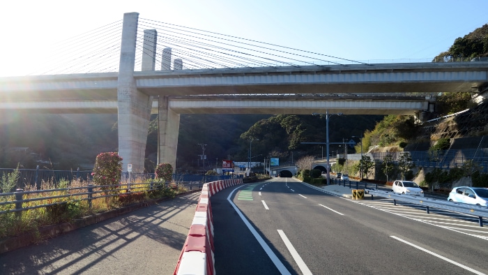 また長崎自動車道と交差