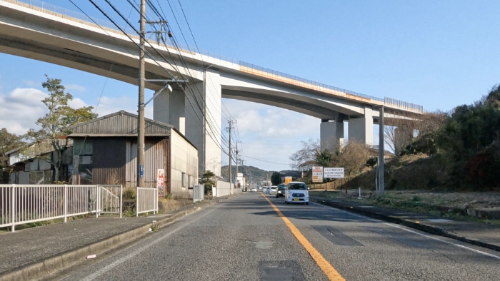 長崎自動車道と交差