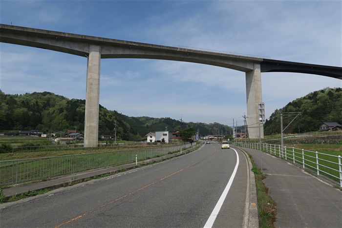 浜田自動車道と交差